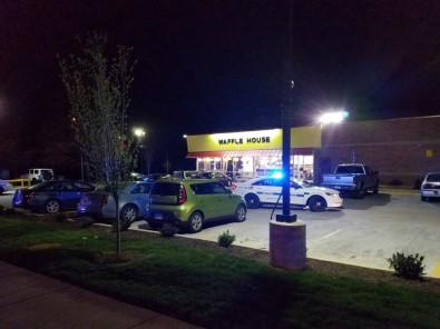 Çıplak Saldırgan Waffle Dükkanını Bastı Açıklaması 3 Ölü, 4 Yaralı