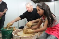 SANAT ESERİ - Çocuklar, 23 Nisan Festivalinde Çamur İle Tanıştı