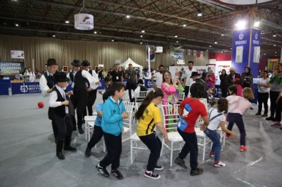 Dünya Çocukları Geleneksel Türk Oyunları İle Eğleniyor
