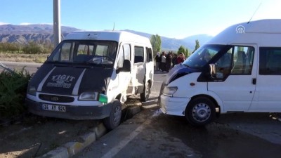 Erzincan'da İki Minibüs Çarpıştı Açıklaması 12 Yaralı