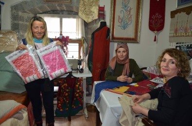 Türkiye'de İlk Kez Trabzon'da Elbiselere İşlenmeye Başlandı