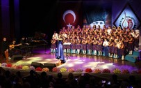 ÇOCUK FESTİVALİ - Uşak'ta Miniklerin Tek Ses Olduğu Dev Konser Hayran Bıraktırdı