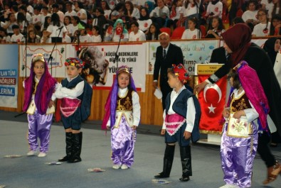 23 Nisan'da Minik Öğrenci Gözyaşlarını Tutamadı