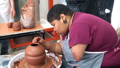 ABD'li Sanatçı Seramiğe Tek Eliyle Şekil Veriyor