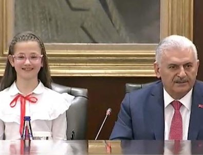 Başbakan Yıldırım'ın koltuğuna 11 yaşındaki Esma oturdu