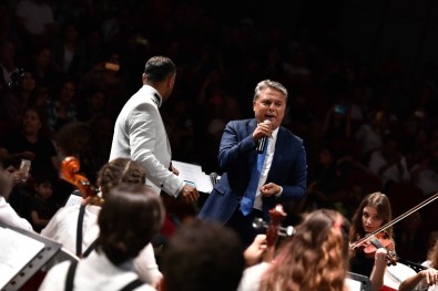 Başkan Uysal Gençlerle Aynı Sahnede 'Fabrika Kızı'nı Seslendirdi