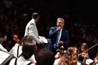 CEM KARACA - Başkan Uysal Gençlerle Aynı Sahnede 'Fabrika Kızı'nı Seslendirdi