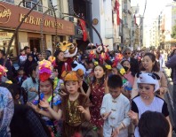 ANAOKULU ÖĞRENCİSİ - Beyoğlu'nda Minikler 23 Nisan'ı Çinli Yaşıtlarıyla Kutladı