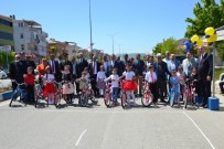 MUSTAFA CAN - Biga FB Derneği Bisiklet Dağıttı