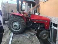 Freni Tutmayan Traktör Eve Daldı
