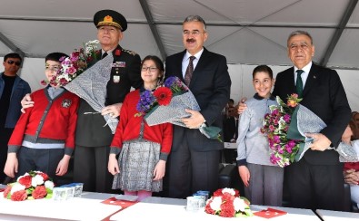İzmir'de 23 Nisan'a Coşkulu Kutlama