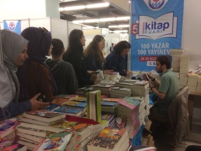 Kitap Fuarında Yazarlar İle Okuyucular Bir Araya Geliyor