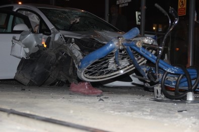 Konya'da Kontrolden Çıkan Otomobil Önce Bisikletliye Sonra Tramvay Durağına Daldı Açıklaması 1 Ölü