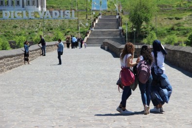 Tatili Fırsat Bilenler Diyarbakır'a Akın Etti