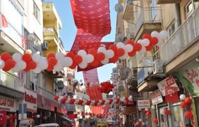 Uşaklı Esnaf 23 Nisan'ı Sokağı Süsleyerek Kutladı