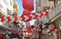 MEHMET ÖZEL - Uşaklı Esnaf 23 Nisan'ı Sokağı Süsleyerek Kutladı