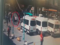 METROBÜS DURAĞI - Herkesin Ortasında Kadını Darp Etti !