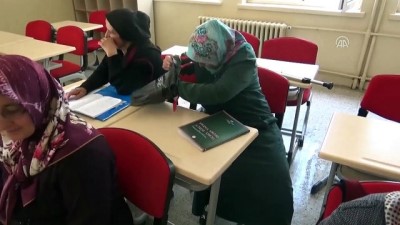 Koltuk Değneğiyle Okuma Yazma Kursuna Gidiyor