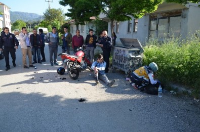 Motosiklet İle Okula Giden Öğrenci Okul Arkadaşına Çarptı Açıklaması 3 Yaralı