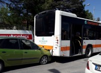 Belediye Otobüsü İle Otomobil Çarpıştı; 2 Yaralı