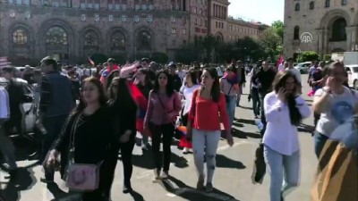 Ermeniler, Başbakan Sarkisyan'ın İstifasından Sonra Tekrar Sokaklarda