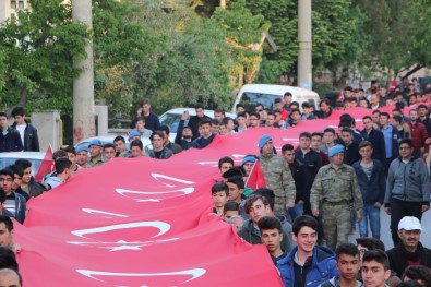 Isparta'da 103 Metrelik Türk Bayrağıyla 57.Alay Anısına Vefa Yürüyüşü