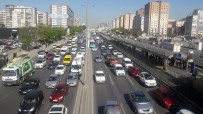 KOORDINAT - İstanbullular Hayatlarının Ortalama 3,5 Yılını Trafikte Geçiriyor