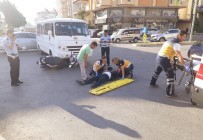 OKUL SERVİSİ - Manavgat'ta Okul Servisi Motosiklete Çarptı Açıklaması 1 Yaralı