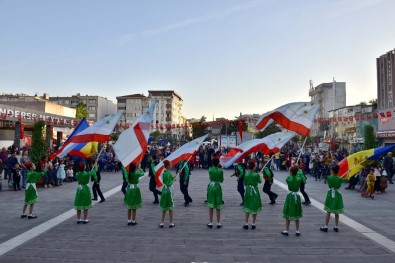 Mustafakemalpaşa'da 23 Nisan Kutlamaları Kıpçaklı Çocukların Gösterileriyle Renklendi