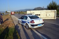 Servis Minibüsü İle Otomobil Çarpıştı Açıklaması 25 Yaralı