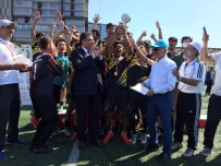 SURİYELİ ÇOCUKLAR - 3'Üncü Suriyeli Çocuklar Futbol Turnuvasında Şampiyon Takım Kupa Kaldırdı