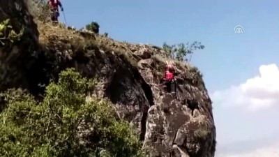 Kayalıklarda Mahsur Kalan Keçiyi İtfaiye Kurtardı