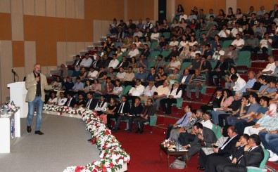 Mete Yarar'dan ADÜ'de 'Yedi Düvelle Savaşıyoruz' Konferansı