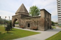 SANAT ESERİ - Dört Ayaklı Türbe'nin Onarımı Ve Çevre Düzenlemesi Tamamlandı