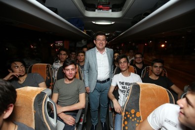 Gençler İstanbul'a, 45 Yaş Üstü Vatandaşlar Çanakkale'ye Gitti