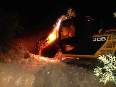 Manisa'da Kepçe İle Define Arayan 7 Kişiye Suçüstü