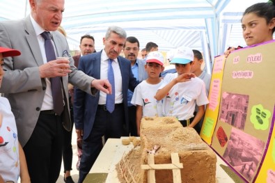 Öğrencilerden Bilim Fuarı Açılışı