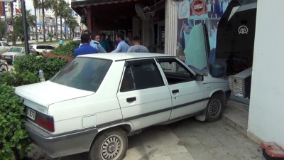 Otomobil Pastaneye Girdi Açıklaması 3 Yaralı