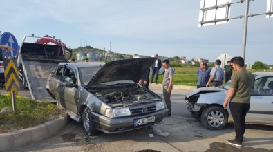 Sakarya'da İki Otomobil Çarpıştı Açıklaması 5 Yaralı
