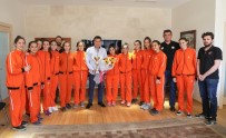 VOLEYBOL TAKIMI - Şampiyon Voleybolculardan Başkan Kocadon'a Ziyaret