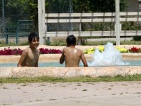 ELEKTRİK KAÇAĞI - Antalya'da Denize Gidemeyen Çocuklar Süs Havuzunda Serinledi