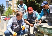 KALDIRIM TAŞI - Başkan Ali Kılıç İşçilerle Kaldırım Taşı Döşedi
