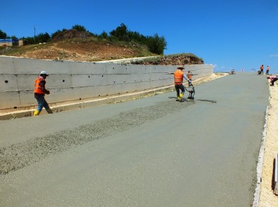 Hilvan'da Beton Yol Uygulama Çalışmaları Sürüyor