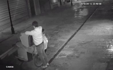 İzmir'i Soyan Hırsızlar Güvenlik Kamerasında