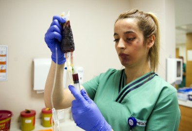 Sağlık Çalışanları Yüzlerine 'Dayak Makyajı' Yaparak Şiddete Dikkat Çekti