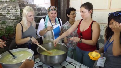 6 Ülkenin Gençleri Keşkeğin Atası Olan Özel Çorba Yaptılar