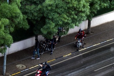 Aniden Bastıran Sağanak Motosikletlileri Vurdu