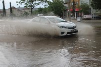 YAĞIŞ UYARISI - Elazığ'da Sağanak Yağış Etkili Oldu