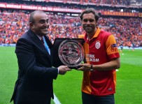 JOHAN ELMANDER - Galatasaray'dan Elmander'e plaket