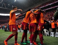 Galatasaray, Derbi Zaferini Taraftarıyla Kutladı